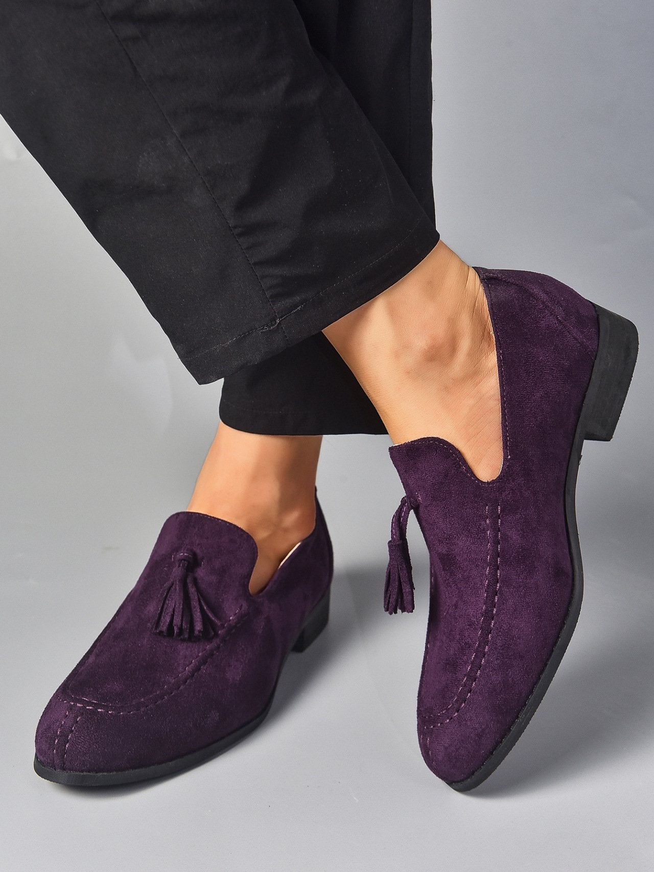 Casual leather shoes with fringes covering feet