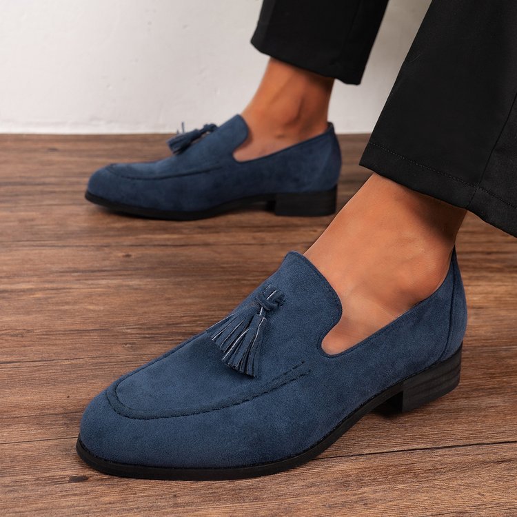 Casual leather shoes with fringes covering feet